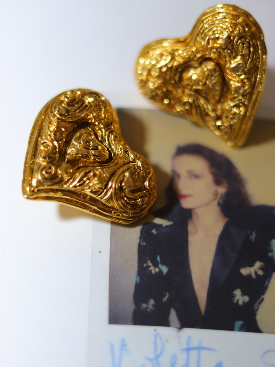 「是充满生命力与戏剧张力的不被定义的美。」巴洛克凹雕桃心CL签名镀金大耳环；1980s，Christian Lacroix，浪漫主义（20210216）