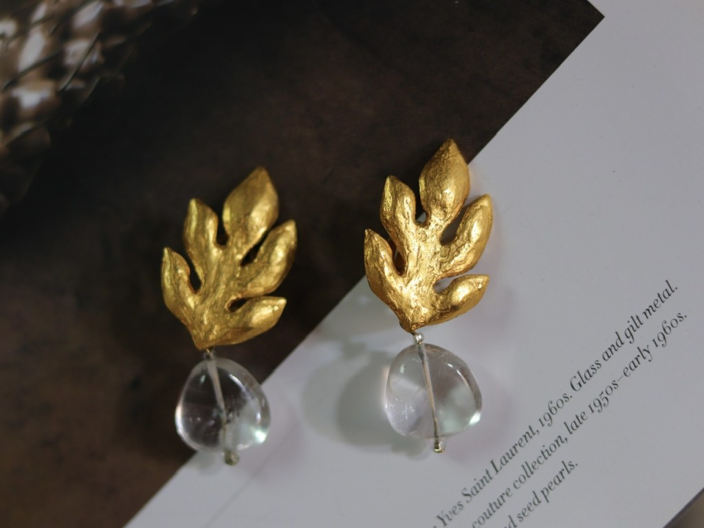 「不是已经做成的东西，而是不断在造就自己。」天然白水晶矿石/肌理纹叶子；镀金耳环 HVDS·80S 精灵系自然主义