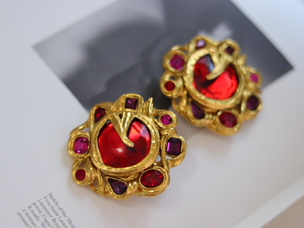 收藏级YSL·野兽派油彩画风；Y字母签名彩宝花朵大耳环；1980S，镀金/奥地利莱茵石，5.4CM，成色如图：佳-背面中心耳夹轻微脱色。采集地：瑞士（20210324）