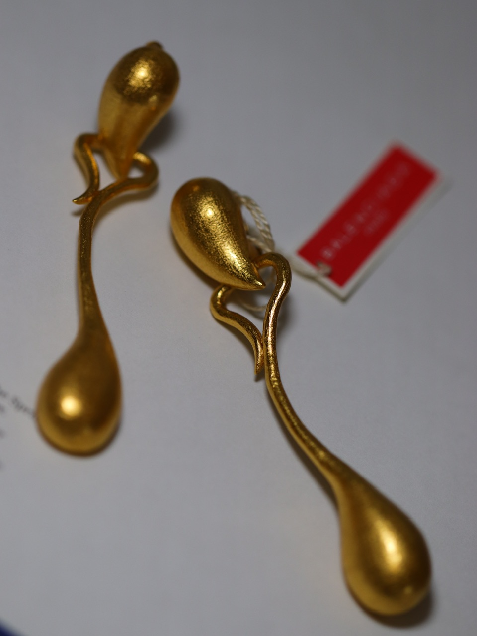 「于水深火热之中，是铠甲也是软肋。」鲁伯特之泪·哭泣圣母眼泪·金色液体流线耳环；1980S，镀金，约8.5厘米长，成色如图：佳-库存品未使用过，带印记和纸质标签（20210304）