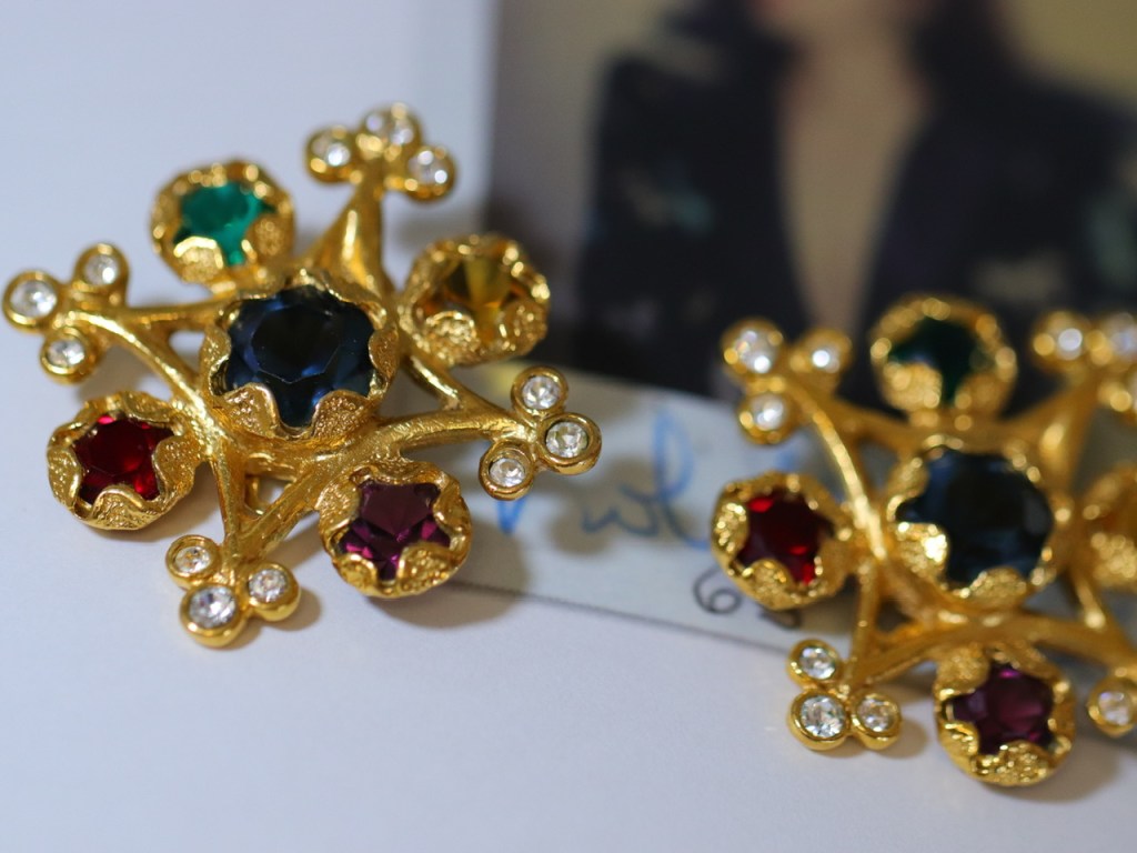 「风雅、沉静且饱含情感的。」土耳其茶室几何形彩宝花窗；YSL收藏级；1980S，镀真金/奥地利水晶，4.5CM左右（20210317）