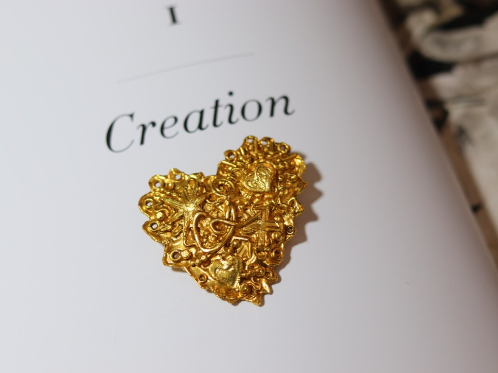 心形胸针；CL·签名