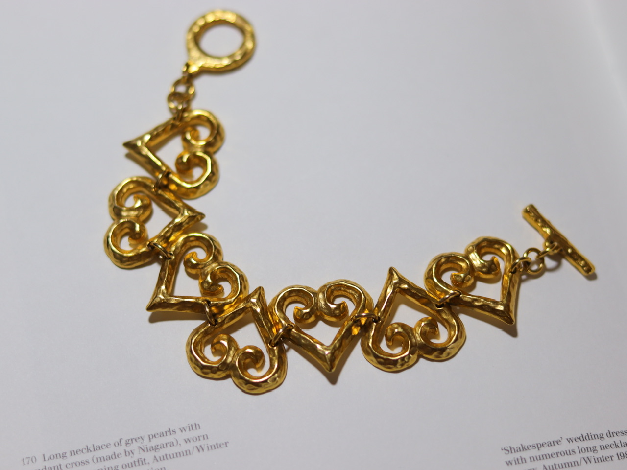 ①.Ysl品牌经典镂空涡旋形桃心·甜蜜蜜的爱心连环·锤击纹镀金手链；每块桃心是有微微弧度的，能贴合手腕，戴起来更舒适，细致贴心的设计；80年代YSL收藏级；巴洛克风格