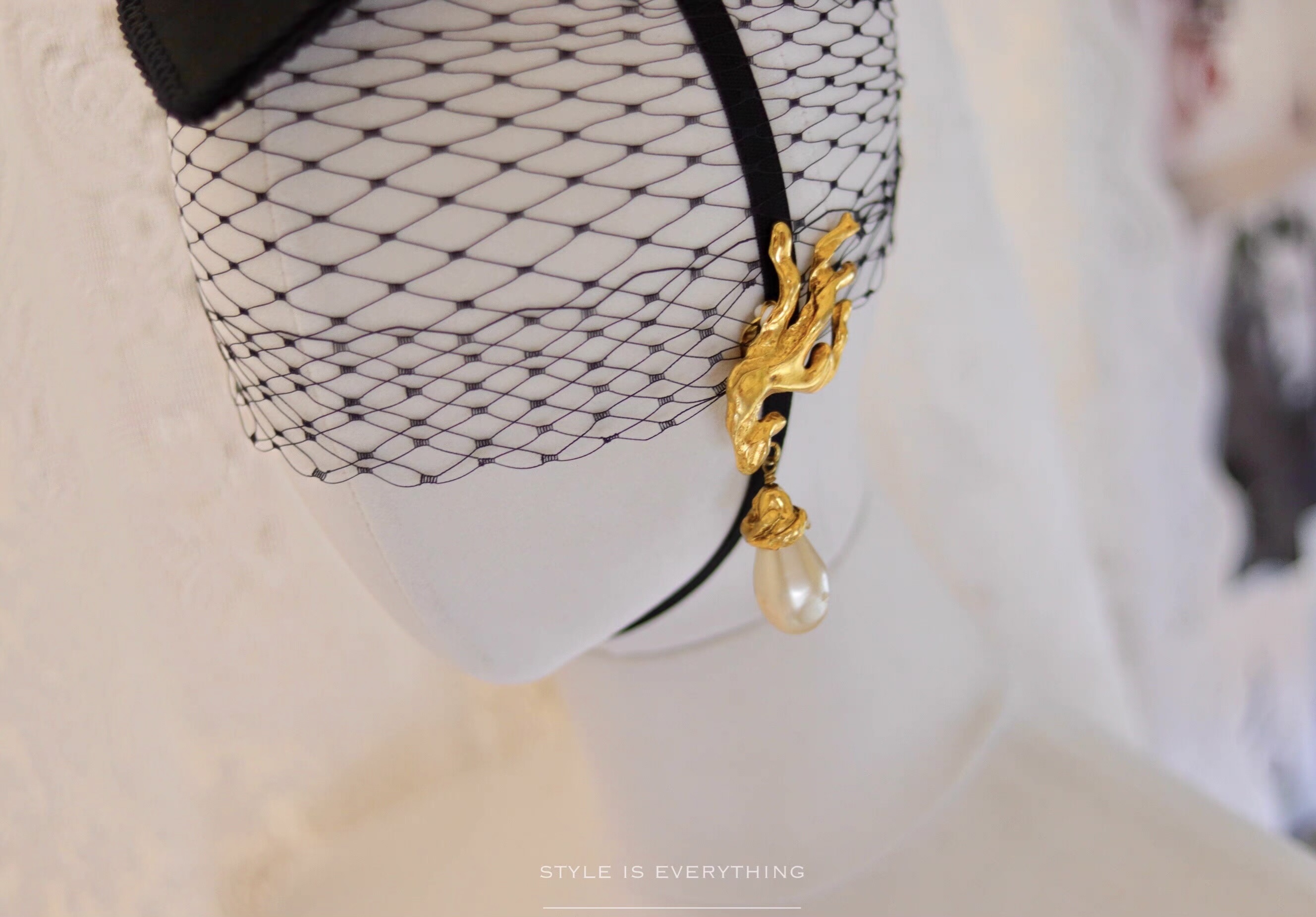 ①.精灵树枝·美人鱼珊瑚·巴洛克珍珠泪滴·大耳环； 1980年代CL；镀金 / 琉璃珍珠，长约10CM，成色如图：好 –&nbsp;珍珠微瑕；自然主义