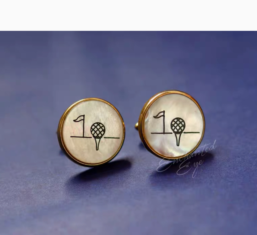 ①③.简笔画高尔夫球·法式袖扣；1960年代; 珍珠母贝/手绘/镀金金属；约2.5CM，成色如图-似未使用过（母贝上的阴影为天然纹理，表面平整光滑，无凹陷）；带标