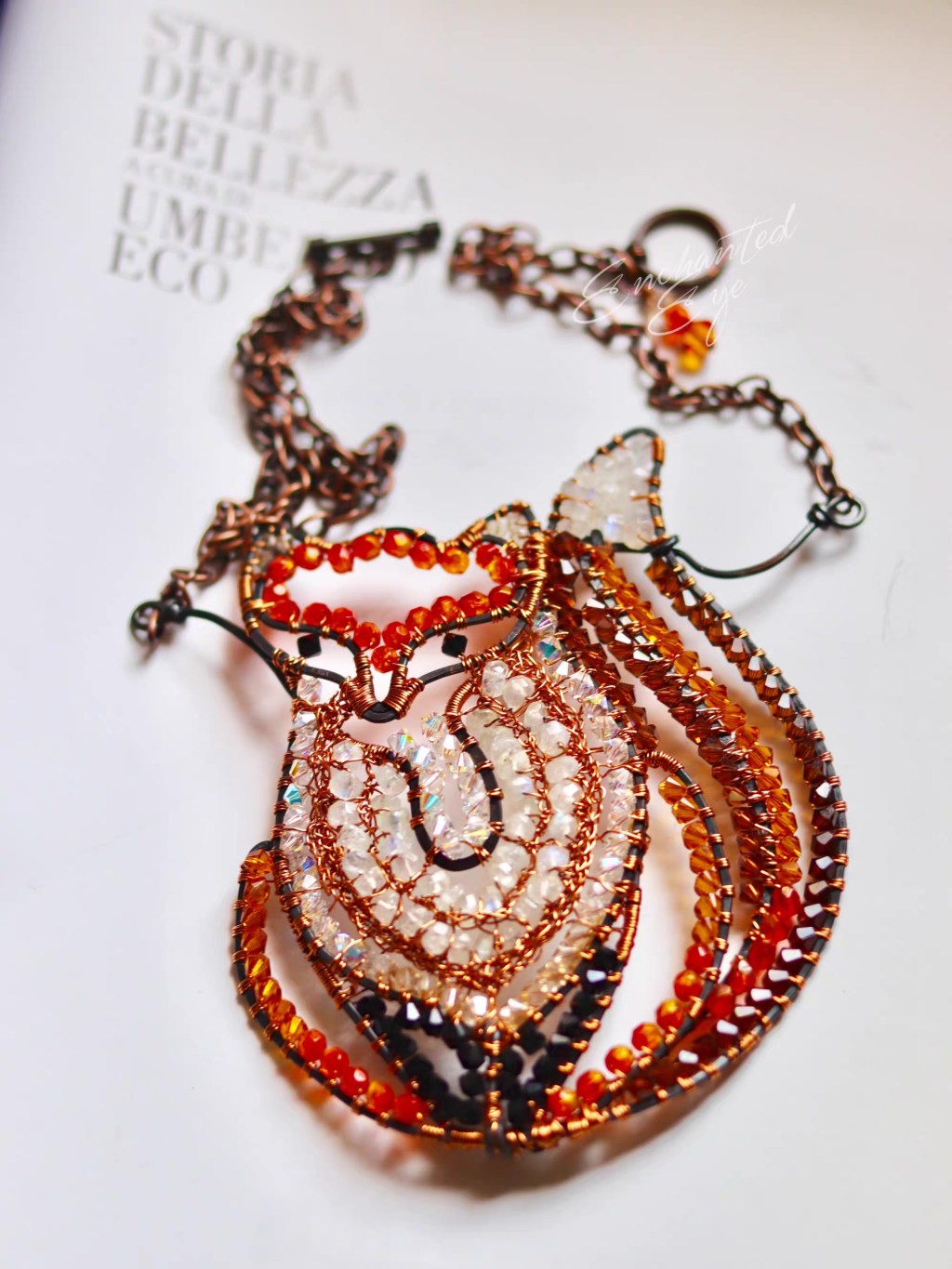 森野狐小狐狸森林火狐 珠饰线艺项链 USA美国手艺人Ruth；红铜/施华洛世奇/天然月长石/捷克复古琉璃珠等；9X10.5CM，链长约30英寸（可按需帮修改长度）；金属铜均为涂有双层EVERBRITE PROTECTA-CLEAR保护层，油膜质感，有效避免氧化，表面光滑且富有光泽感