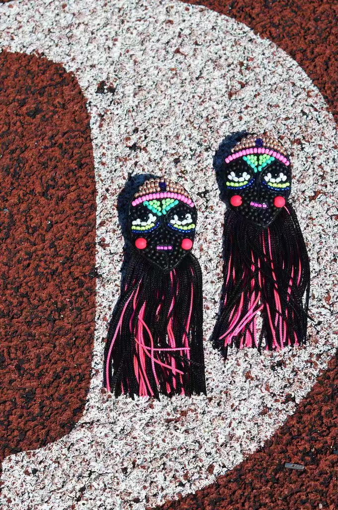 「脸谱娃娃」世界游乐场；酷黑霓虹·珠饰刺绣流苏耳环；Latvia拉脱维亚手艺人MalvineLv；日本米珠/羊毛毡/流苏/银色合金耳针（不含镍，不易致敏）；面具约5.5厘米X4厘米，流苏约8厘米长；绝版