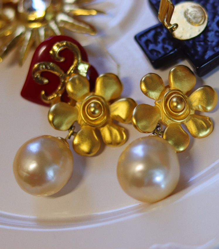 ③.「雏菊」耳环；KL老佛爷；80年代Karl Lagerfeld；巴洛克珍珠/镀金；近6厘米长，珍珠约2厘米大小；似库存品，近乎全新（20190317）