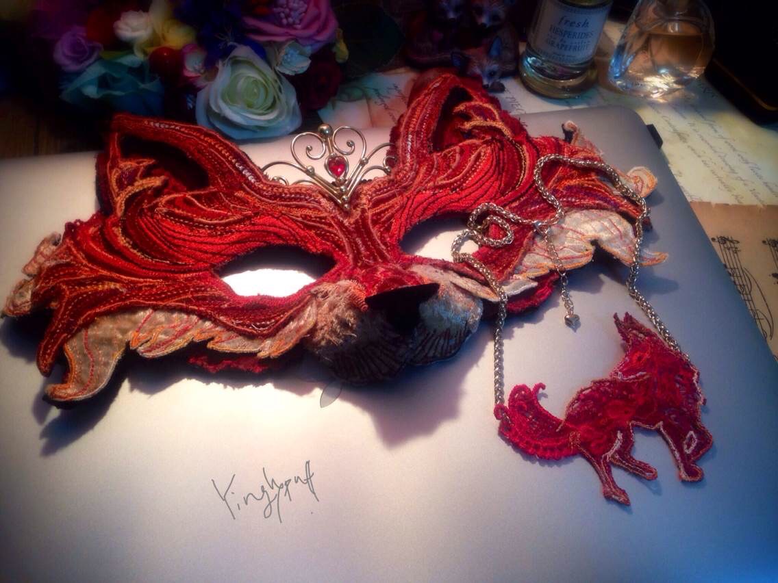 ③.刺绣·火狐狸面具&项链（”红心钻皇冠”其实是美国手艺人Francis的黄铜发饰）；定制于加拿大手艺人Lady；绝版（20141117）