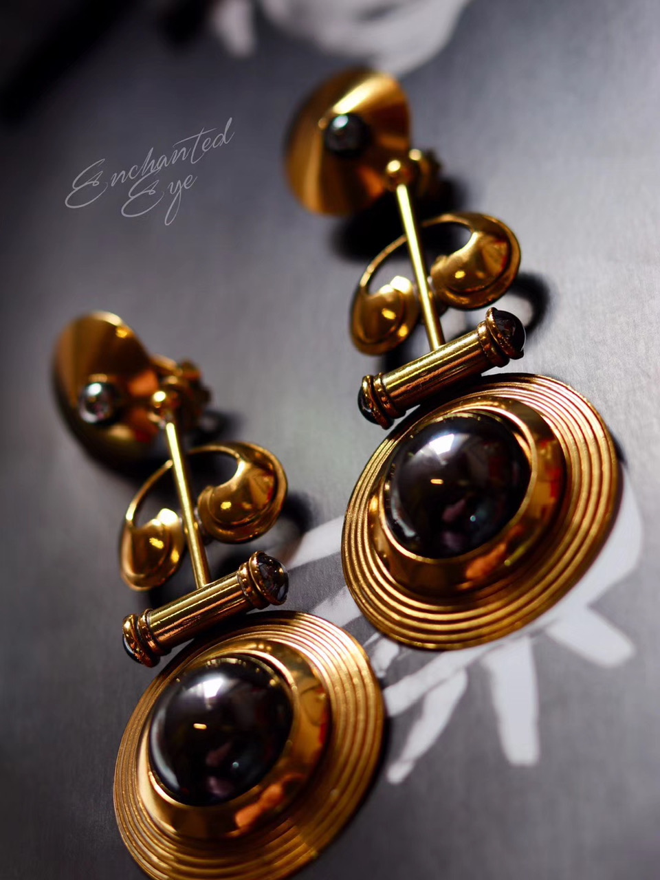 ③.装饰艺术1920s风格·Art Deco长耳环；几何图形·唱片乐器造型组合；1980年代美国制造；镀古金黄铜/赤铁矿（20181220）