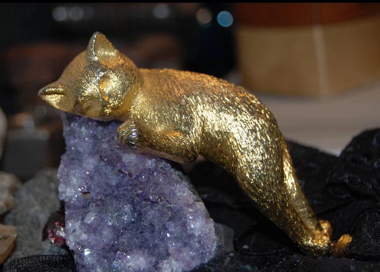 ③.「睡美喵」小猫肩膀饰物；80s复古金色曲线适合肩部的哦；每个角度都超可爱；约9.5×4.1cm；无标；重约48.66克（20190409）