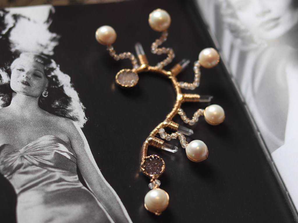 「她比烟花寂寞」reworked; 成长，是这孤独里可以进行的最好的游戏;原美国手艺人的水晶簇晶柱峰形耳夹，不小心摔断了其中一根柱子，捣鼓了一下；美制14k包金线/天然淡水珍珠/月光石；左耳用；孤独品（202004）