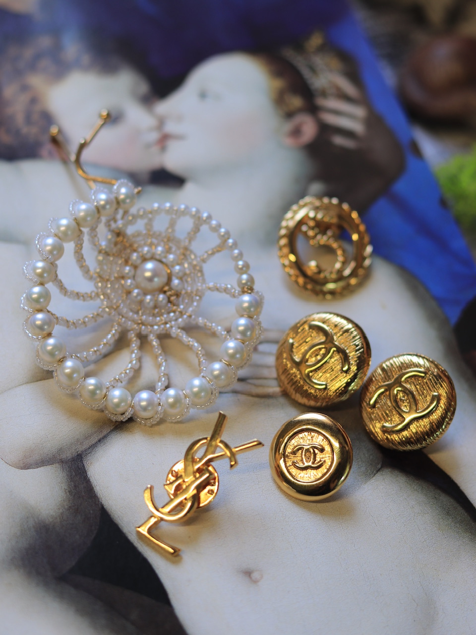 超迷你小胸针·YSL法国制造logo；早期圣罗兰/香奈儿这类品牌为促销自家香水等商品而特别制作的限量小赠品；1980-1990s，Gilded with fine gold (24 Carats)镀24k金；仅约1.2×3.3cm；成色如图-佳-稀有库存品（近乎全新，精工品质）；无印记版，本是赠品非上架单品（货源已断，现货余2只）