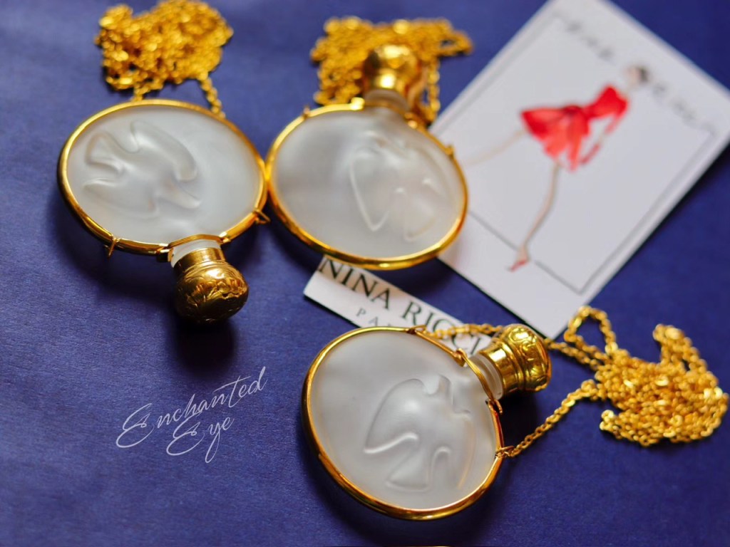 「比翼双飞·鸽子浮雕·巴洛克雕花黄铜盖子（最喜爱的版本）」罕见Nina Ricci·80年代玻璃香水瓶·项链；磨砂玻璃/镀金黄铜；库存品（2018-2019）