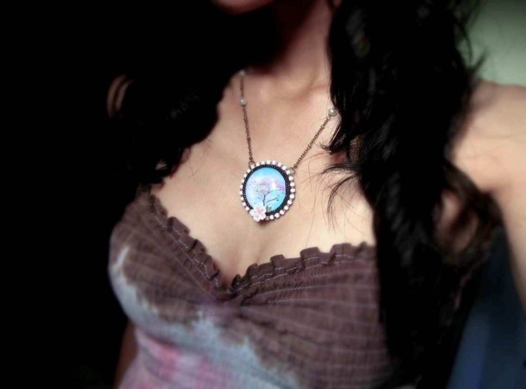 「MeetMeUnderSakuraTree」项链｜手缝珠饰系列；老早前做的；樱花树寄到法国和日本，比卡好像是去的澳洲；玻璃宝石片用的是日本uv液+紫外线灯烤出，不变黄也不脱片；相片/玻璃/水晶液/软陶/淡水珍珠/日本米珠/捷克琉璃珠/黄铜等（2013年以前）#S