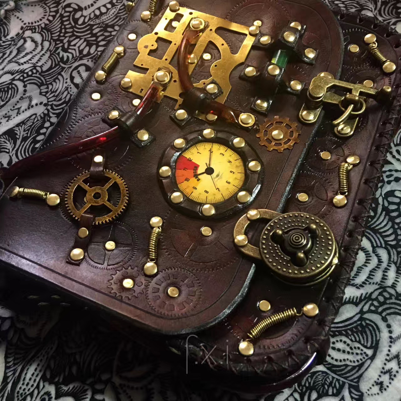 ③.蒸汽朋克·邮差包包；Canada加拿大魁北克手艺人Peg；植鞣水牛皮/铜铆钉/铜索环扣/铜转锁/软管/打蜡聚酯线等，用6-7盎司的植鞣皮革制成，染成温暖的深棕色，并用皮革亮光丙烯酸涂料处理；黄铜表零件、齿轮、塑料管、黄铜线、气泡水平仪、冲孔齿轮、装饰性缝线和黄铜镀铆钉等装饰着这个包；尺寸为9x7x2.5英寸；绝版（20170419/20150909/20170216）