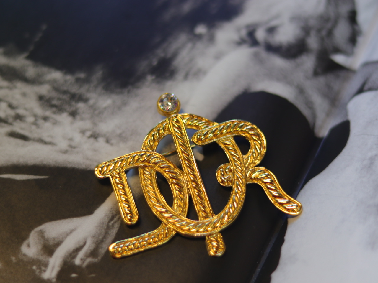 ①.迪奥DIOR 签名大LOGO 水钻镀金 扭纹大胸针 库存品; 1980S，镀金 / 施华洛世奇水晶，6.5X6CM；GILDED WITH FINE GOLD (24&nbsp;CARATS)镀24K金