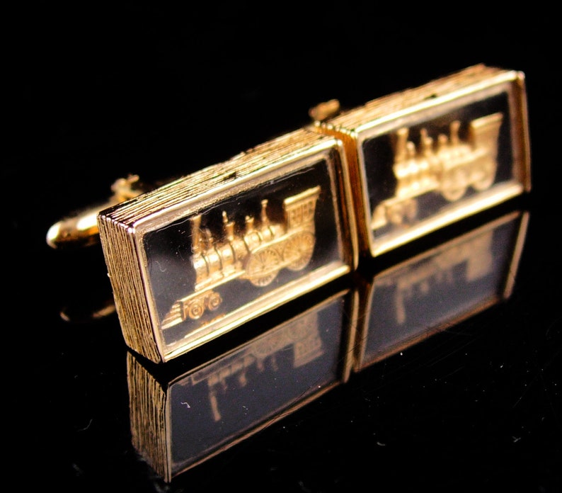 不寻常的复古火车·法式袖扣；ShadowBox(影子盒/陈列盒)微缩模型；1960年代Swank出品；古董蒸汽火车头·机车·工程师礼物；树脂透明面板/镀金金属（20181029）/图丢失