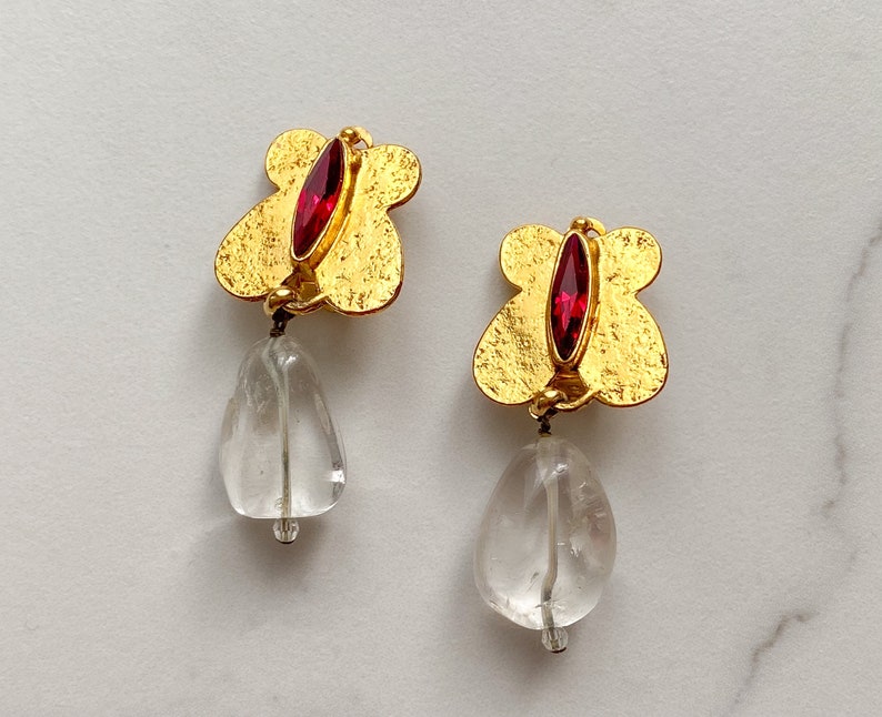 古典主义油画风·蝴蝶·耳环·PHILIPPE FERRANDIS Paris·80 年代PF；蝴蝶设计，中央镶嵌紫红色人造宝石，并配有白水晶吊坠；整体复古状态良好-吊坠背面有一些凹痕；夹子背面有“Philippe Ferrandis Paris”的签名；大约5.3厘米（20210819）#VPI