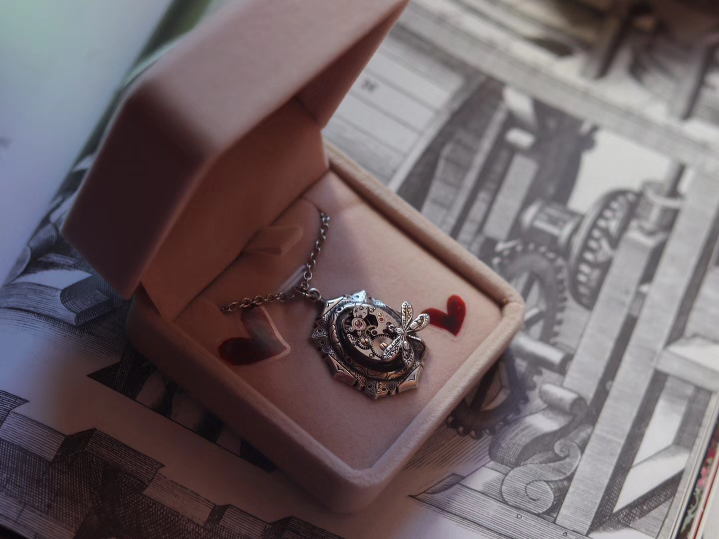 ②③.「时光旅行者」复古维多利亚蒸汽朋克·项链；USA美国手艺人Celia；甜宝说麻烦写句话再包好看点，是送给闺蜜的生日礼物哦——“我相信缓慢、平和、细水长流的力量，踏实，冷静。”；美制镀银黄铜印章/古董机械手表表芯/镀银铜链；焊接技术（20191124）