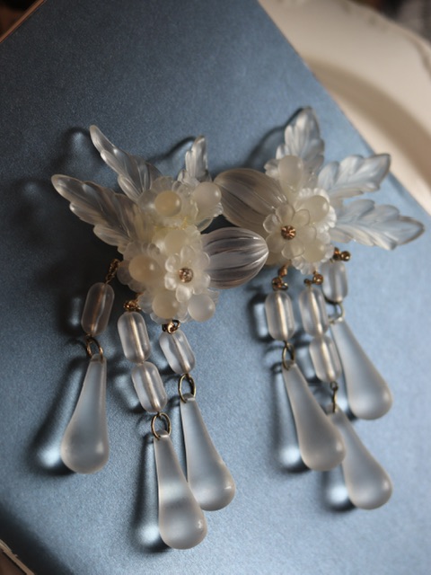 精灵系·璐彩特花枝水滴·水晶灯式大耳环；两款90年代走秀款；无标；璐彩特树脂/水钻/金属；极佳复古状态；自然主义（20190421）