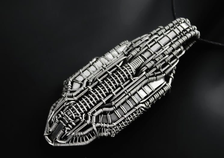 ③.「星舰」工业风·线艺缠绕·项坠吊坠；Croatia克罗地亚手艺人IvonaPšak的机械美学之纯银金属系列；氧化抛光处理的纯银；焊接和缠绕工艺；绝版（20131105）