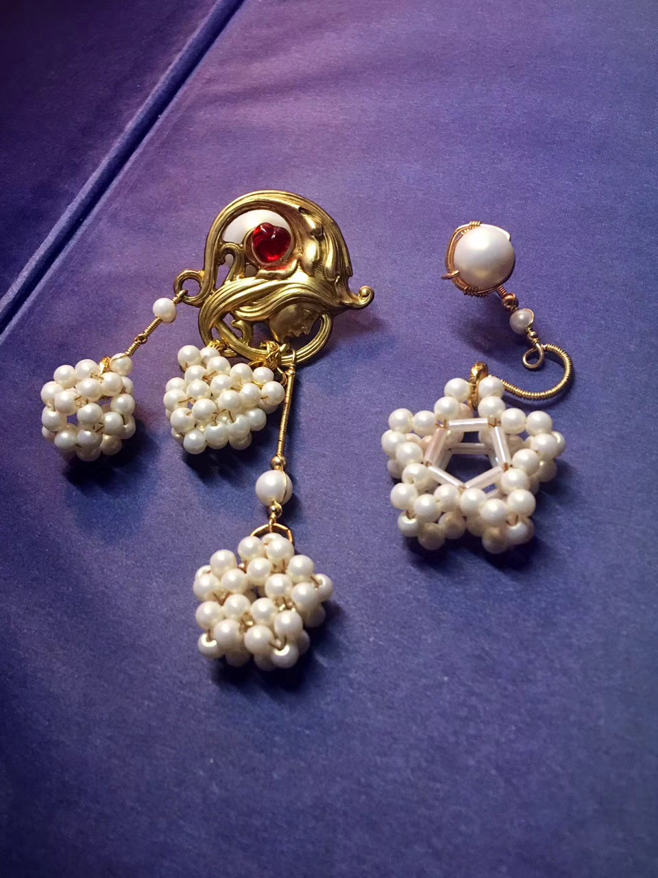 ①.「梦想家（遥远的）the (Distant) Dreamer 或白日梦想家Daydream Believer」耳环｜樱果粒泡芙系列；美制14k包金线/美制镀金黄铜印章/中古西德红琉璃桃心宝石/韩制树脂珍珠等；孤独品（20170823）