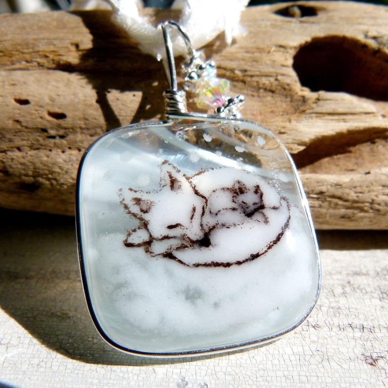 「北极狐(母与子)」熔融玻璃艺术品·项链｜雪地迷你景观系列；加拿大手艺人FannyDallaire；玻璃/丝绸/纯银/施华洛世奇水晶等；2.54厘米左右宽；图像由多种极细的有色玻璃在近 1700 度的温度下熔合而成，每只形态等都略有差异；后经缓慢退火（玻璃的控制冷却）以确保其强度，最后用纯银线包裹；配有 18 英寸真丝带和纯银扣环等；绝版（2012-2015）/图组1-4为仅余的现货（p.S.均已更换为搭配了淡蓝色的丝带）