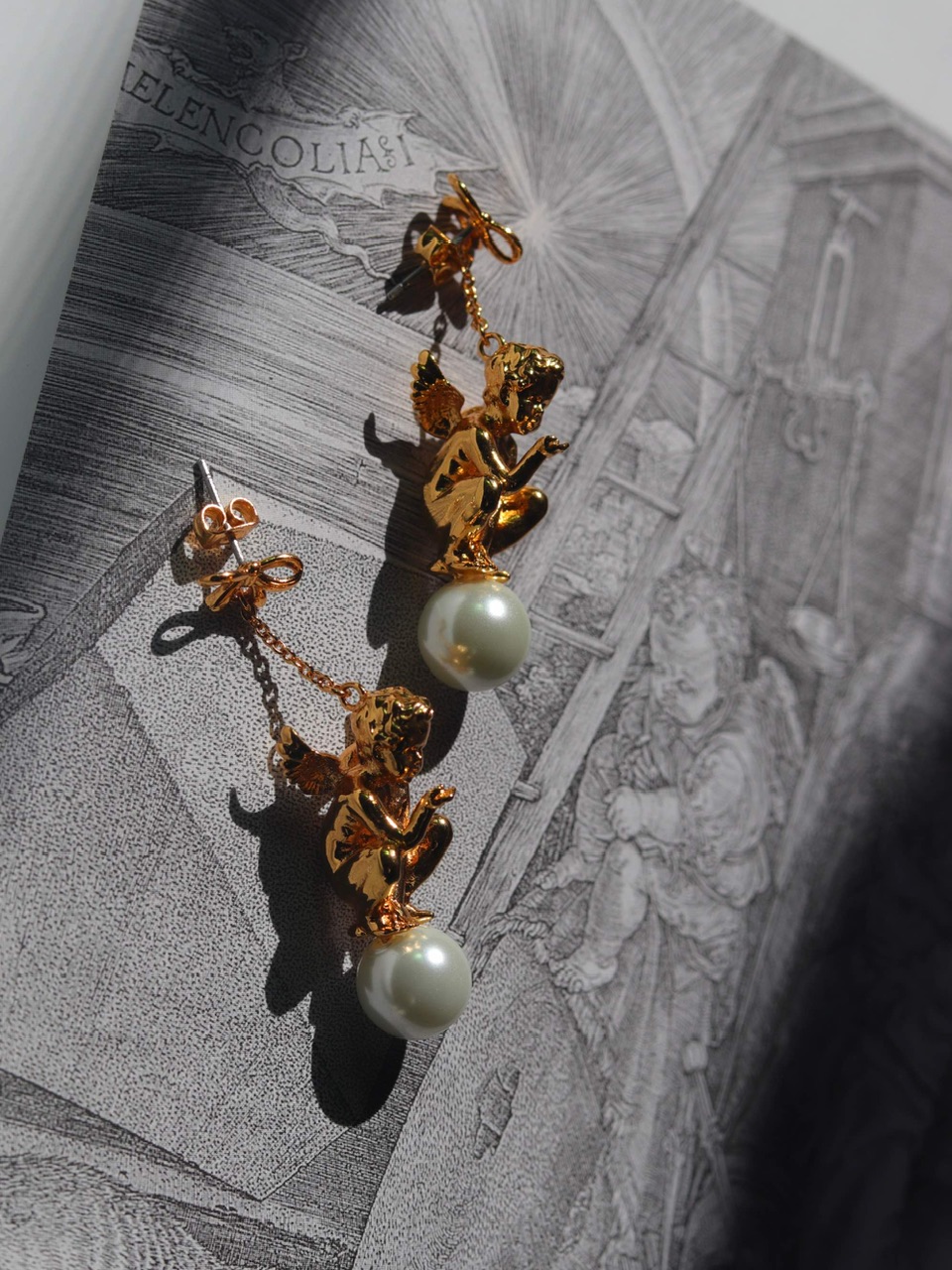 超萌小天使《丘比特飞吻》耳环；BillSkinner90年代英国制造；镀金/玻璃珍珠；库存品（20191103）