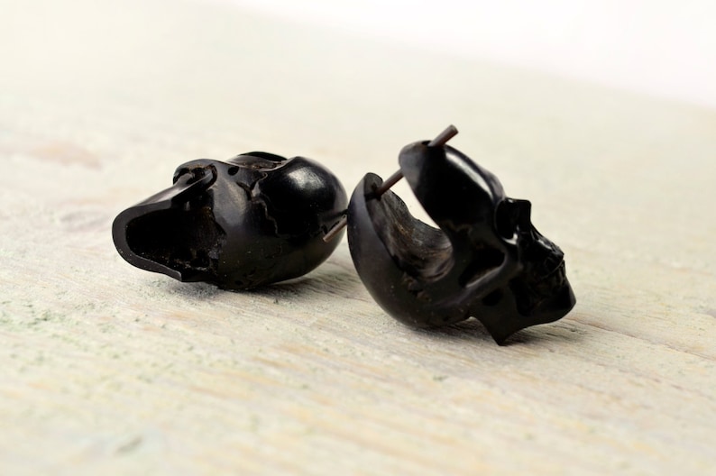 骷髅Skull耳环；西班牙手艺人手工雕刻；黑木+黑蜡+水牛角耳针；耳环很轻巧；部落风（2015-2018）/现货余2副