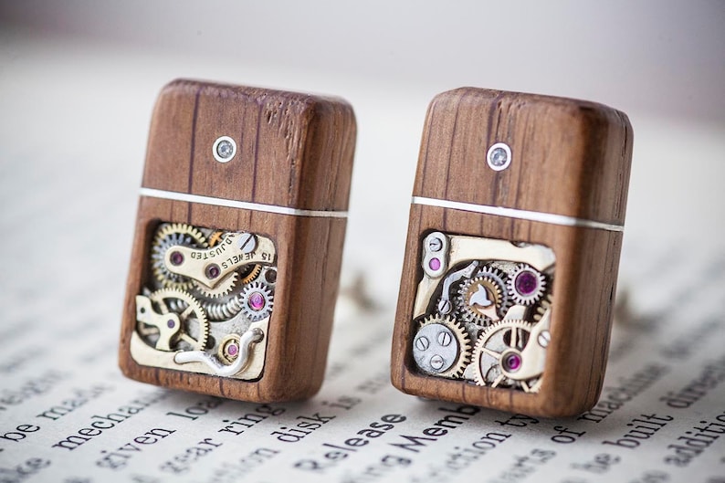 「胜利号战舰HMS Victory回收古木」USB法式袖扣；英国手艺人RobinSmith；64G容量3.0闪存USB（两只一共128G）/橡木（木材从胜利号战列舰回收，约 250 年历史）/古董机械表芯（含红宝石）/2×1.3mm钻石/纯银配件/LED/专门设计的包装盒；维多利亚蒸汽朋克风；孤独品（20150102）/图丢失