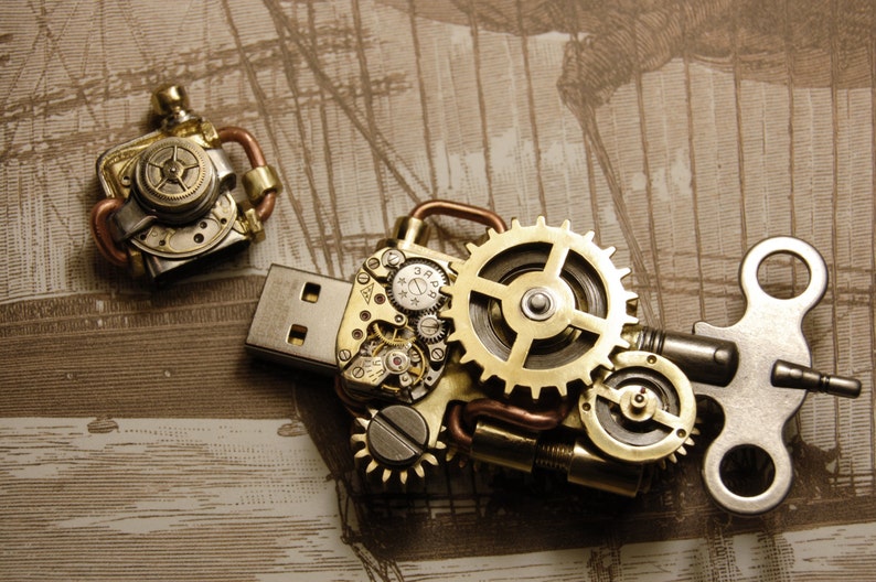 维多利亚蒸汽朋克风·USB；墨西哥手艺人WendyEsmeraldaCastillo；黄铜/红铜/古董机械表芯零件等金属配件/USB；纯手工切割&焊接工艺（2014-2019）/图丢失