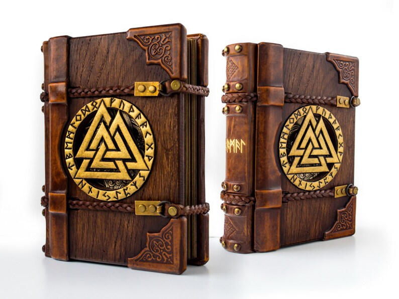 「魔法书·阴影之书」之维京版·北欧神话·奥丁·日记本；Serbia塞尔维亚AlexLibris；橡木/纸张/皮革/金属配件；7 x 9 英寸，艺术日记本，挪威语，Havamal，北欧语（2014-2016）/五芒星版本的图片信息丢失