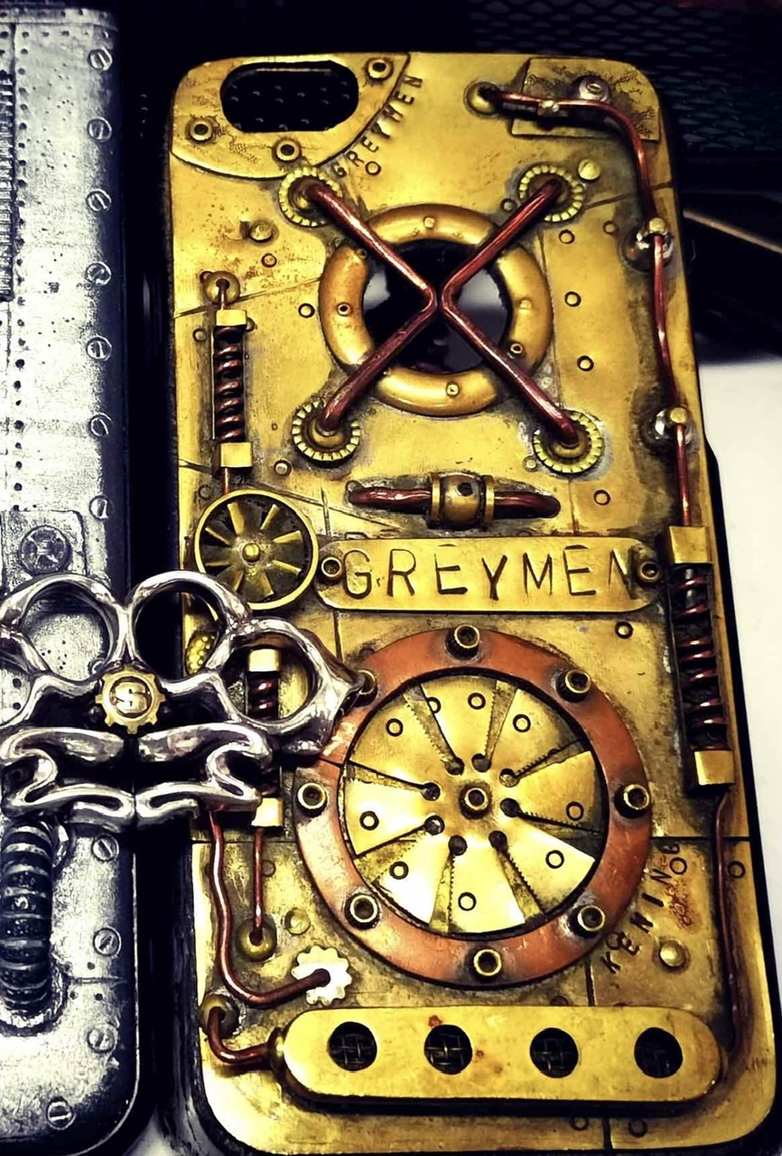 蒸汽朋克·工业排风扇元素·金属手机壳；以色列手艺人MagenKening；黄铜/红铜/手机壳/鹿皮绒等；纯手工切割&焊接工艺；客制单（指定机型手机壳+刻字服务）；绝版（2015-2018）