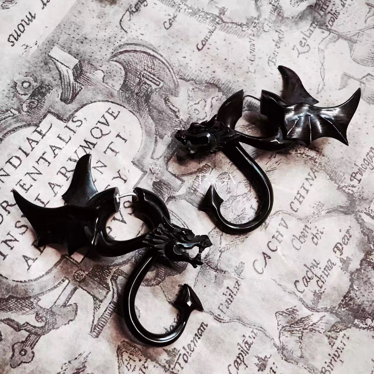 ③.小飞龙·假耳扩；尾巴是戴在前面的，特别有意思；定制于俄罗斯手艺人；水牛角；（20161105）