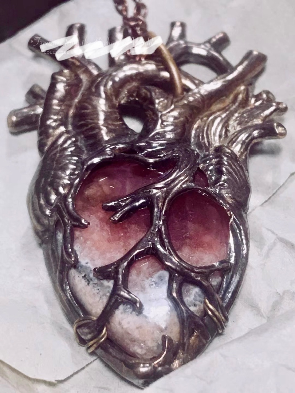 ②③.生命之树&解剖学心脏·项坠项链；定制于美国手艺人K.M.Kotulak；古铜/Rhodochrosite红纹石（寓意传世智慧的结晶，亦因美丽的渐变红粉色调被当作“爱情之石”）；项坠约5×2.5cm（20171211）