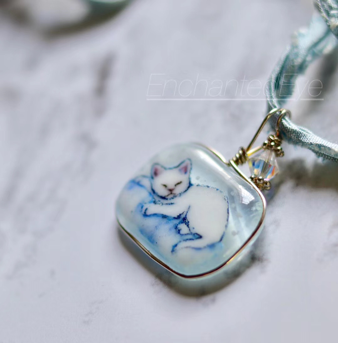 ③.「睡美喵·猫咪」熔融玻璃艺术品·项链｜雪地迷你景观系列；加拿大手艺人FannyDallaire；玻璃/丝绸/纯银/施华洛世奇水晶等；近3厘米宽；图像由多种极细的有色玻璃在近 1700 度的温度下熔合而成，每只形态等都略有差异；后经缓慢退火（玻璃的控制冷却）以确保其强度，最后用纯银线包裹；配有 18 英寸真丝带和纯银扣环等；绝版（20180903）