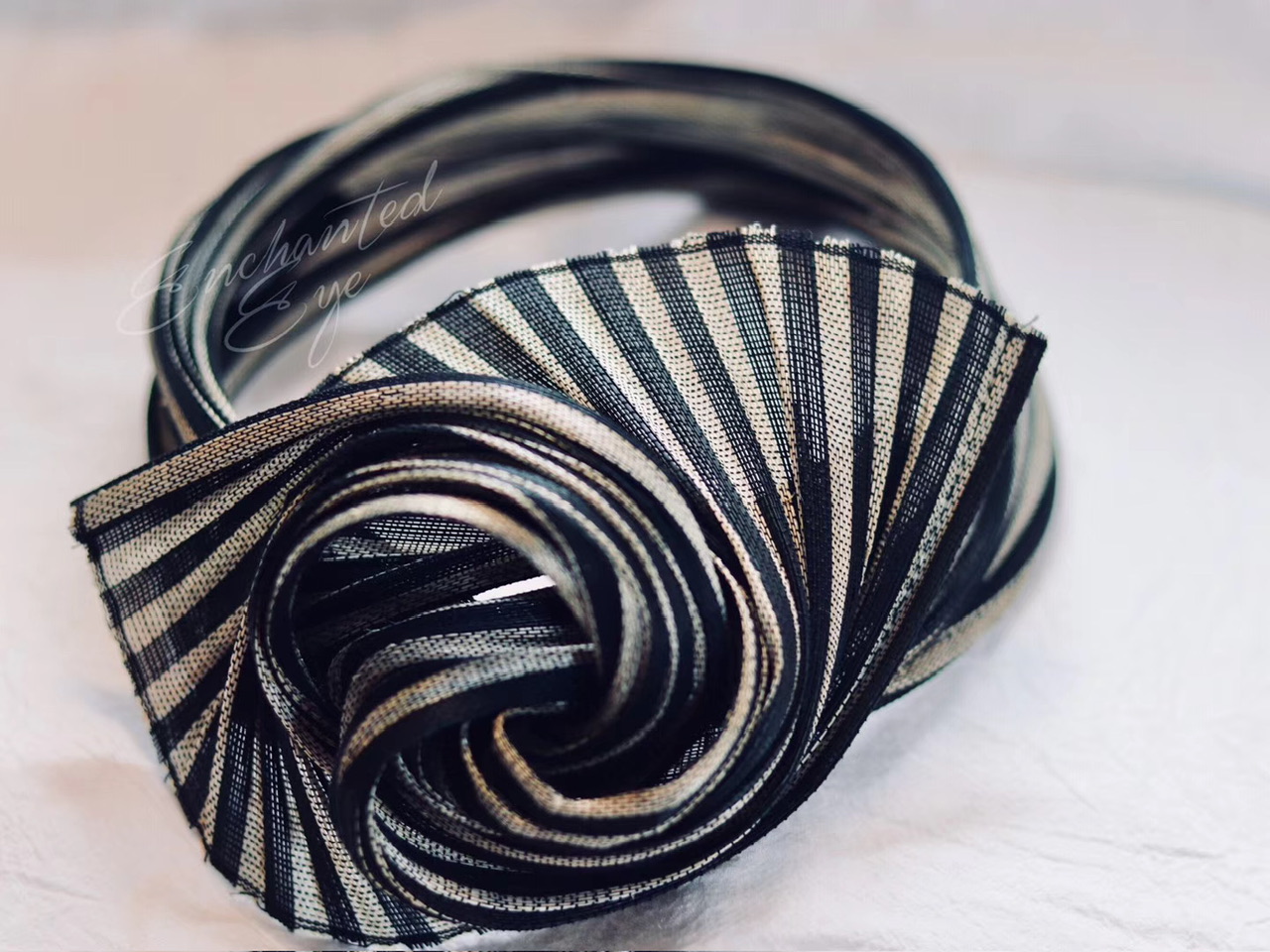 ③.查尔斯顿舞·复古1920年代风格包头巾头饰；德国手艺人LaurenceLeleux；Buntal 是一种从棕榈树叶子中提取的天然织物/草，光泽亮丽有筋骨的织物，可以永远保持原有的形状（20190115）