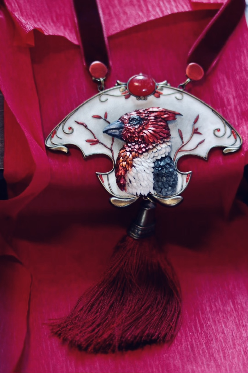 「红雀」日式新艺术项链；定制于俄罗斯手艺人Valeria；软陶/玛瑙/金属/彩绘等；高约15厘米（含流苏），宽约6厘米；新艺术软陶 • 孤独品（20190220）