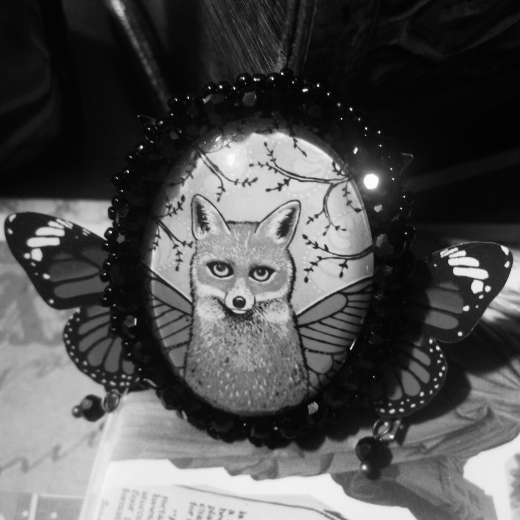 「蝴蝶小狐狸」项坠｜手缝珠饰系列；早年做的珠饰的其中一件，虚实相生，它还是挺可爱的吧？（20110610）