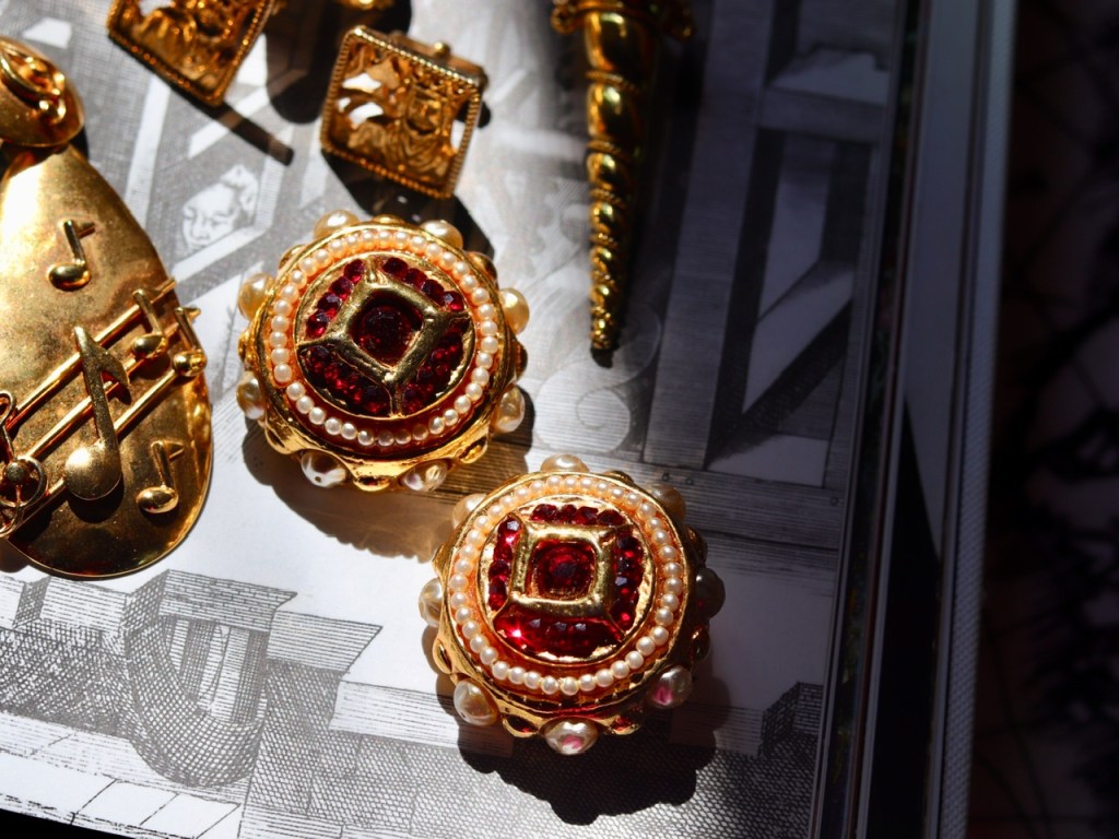 精致KALINGER PARIS签名·拜占庭·伊特鲁里亚·圆顶耳环；玻璃红宝石水晶和珍珠/镀金树脂（且空心的很轻巧）；80s复古设计师秀高级定制，华丽巴洛克风格（20190728）