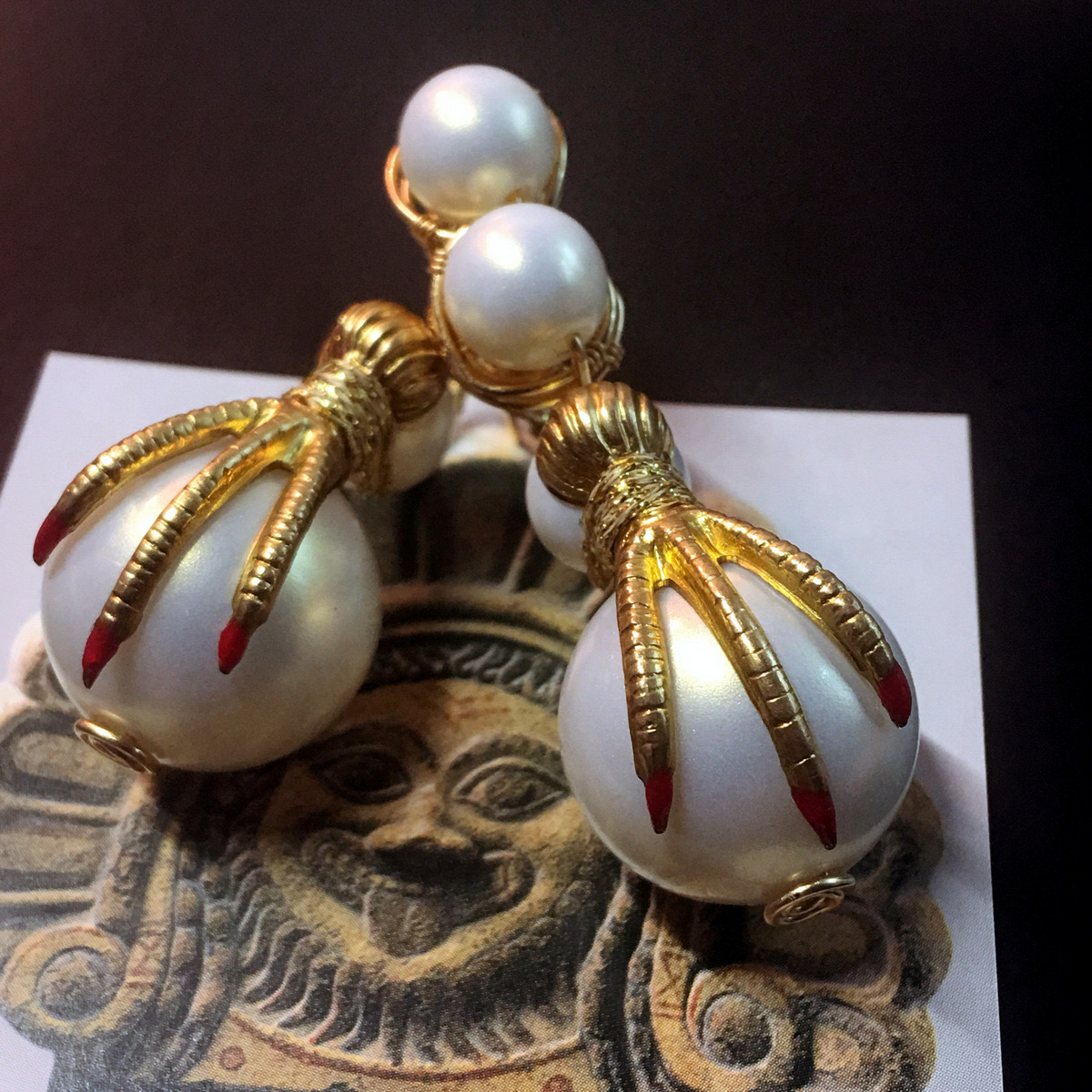 ③.「玄鸟•爪钉」耳环｜樱果粒泡芙系列；美制14k包金线/美制镀金黄铜印章/韩制树脂珍珠等；约2×5厘米；孤独品（20170819）