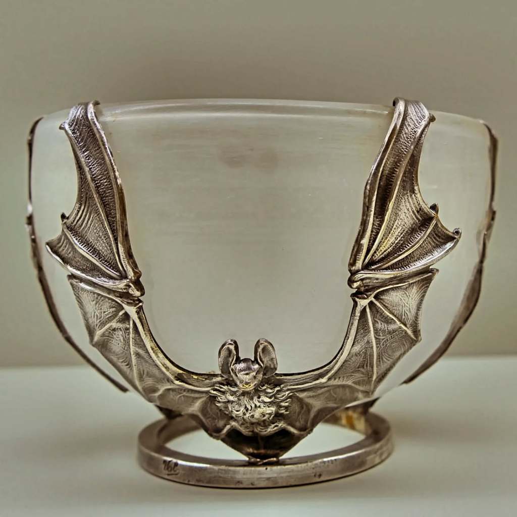 夜宴之杯或秘境之器？暗夜中的华丽奇想。｜蝙蝠衔杯 Bowl with bat mounting，约1900年｜00001