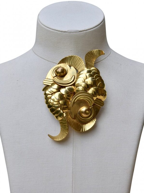 ②.双锦鲤·稀有高浮雕立体皮草夹Ysl胸针；圣罗兰（Yves Saint Laurent）70年代华美的皮草夹（背面双针结构），由Goossens设计，呈两尾鲤鱼高浮雕造型，立体感强烈，细节生动。未刻签名，为高级定制样品（Haute Couture sample）。镀金；法国制造YSL8367