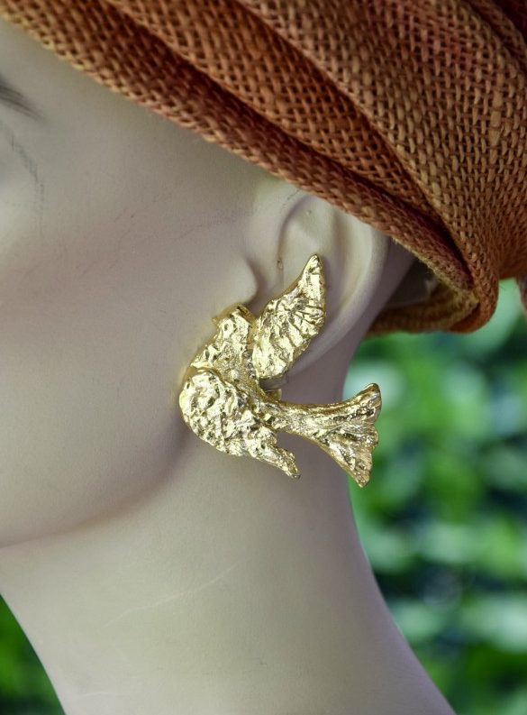 ②.鸽子飞鸽YSL收藏级90年代大耳环；圣罗兰（Yves Saint Laurent）经典而极具辨识度的设计之一：飞翔的白鸽造型。由Goossens设计，向艺术大师Braque致意。背面刻有品牌签名。镀金；法国制造YSL10043