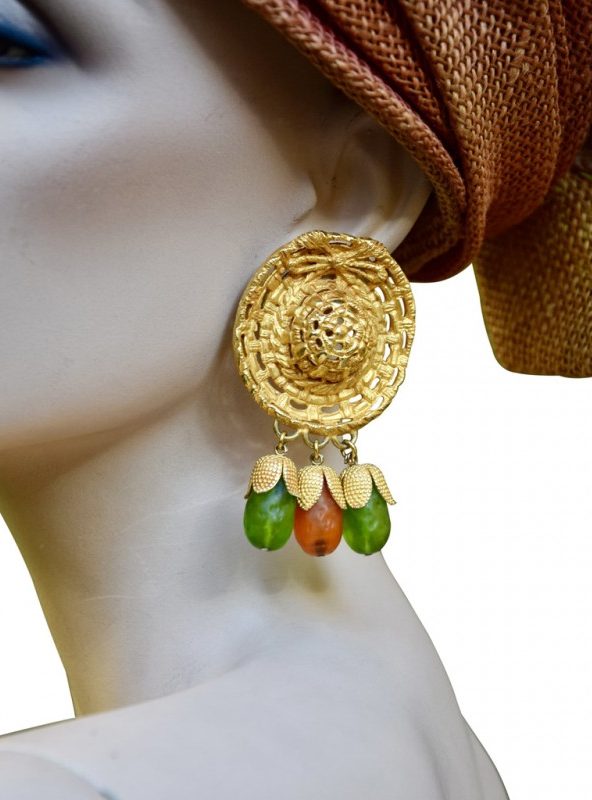 ②.蝴蝶结草帽橙绿垂饰DA耳环；自然主义·古典雕塑气息；精美Dominique Aurientis耳环，呈镂空草帽造型，点缀蝴蝶结，轻盈而富有趣味。三枚橙绿相间的浇铸玻璃宝石自下垂落，如含苞待放的花朵，为整体增添一抹灵动。背面刻有签名标识。镀金；法国制造80年代DA8651