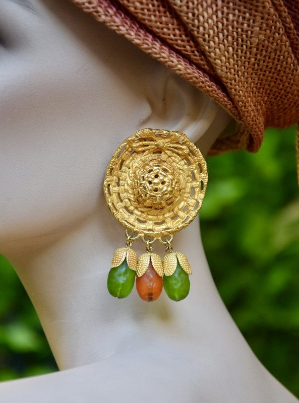 ②.蝴蝶结草帽橙绿垂饰DA耳环；自然主义·古典雕塑气息；精美Dominique Aurientis耳环，呈镂空草帽造型，点缀蝴蝶结，轻盈而富有趣味。三枚橙绿相间的浇铸玻璃宝石自下垂落，如含苞待放的花朵，为整体增添一抹灵动。背面刻有签名标识。镀金；法国制造80年代DA8651