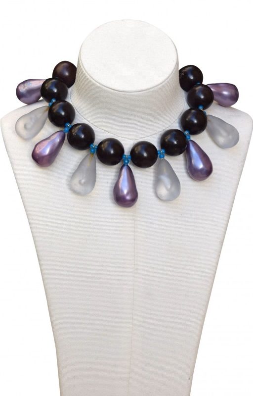 ②.木珠紫色磨砂相间水滴垂饰罕见YSL短项链；圣罗兰（Yves Saint Laurent）；难得一见的Rive Gauche短项链项圈，深色木珠与紫色珠饰交织，辅以磨砂树脂垂饰与细小蓝色玻璃珠连接，质感丰富。金色金属钩扣闭合，链尾可调，附签名铭牌。整体为良好中古状态，伴轻微岁月痕迹；法国制造70年代YSL4696