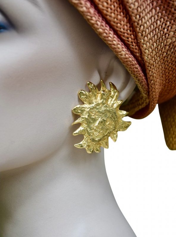 ②.野兽派”太阳脸”油彩笔触辐射光YSL收藏级80年代大耳环；圣罗兰（Yves Saint Laurent）；1988年由Robert Goossens为品牌打造的经典“太阳”设计，此处以耳环形式呈现，极具标志性。背面刻有签名。镀金；法国制造YSL8593