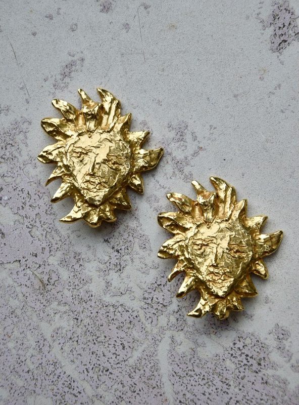 ②.YSL太阳脸耳环野兽派油彩笔触辐射光·收藏级80年代大耳环；圣罗兰（Yves Saint Laurent）；1988年由Robert Goossens为品牌打造的经典“太阳”设计，此处以耳环形式呈现，极具标志性。背面刻有签名。镀金；法国制造YSL8593